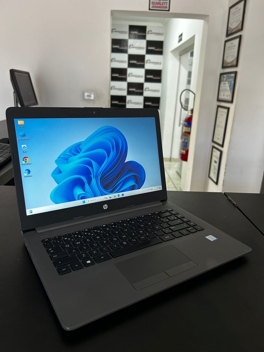 Notebook HP aberto no balcão da Infomaxx